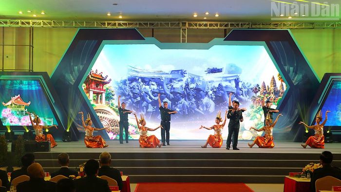 Tiết mục văn nghệ trong lễ khai mạc sự kiện. (Ảnh: HUY VŨ)