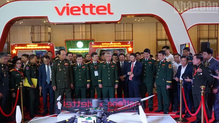 Các đại biểu thăm gian hàng của Viettel. (Ảnh: ĐINH TRƯỜNG)