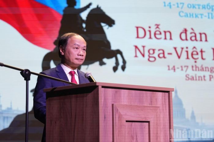 Đồng chí Phạm Tất Thắng, Ủy viên Trung ương Đảng, Phó Bí thư Đảng Ủy Dân vận, Mặt trận Tổ quốc và các đoàn thể Trung ương phát biểu ý kiến. (Ảnh: THANH THỂ)