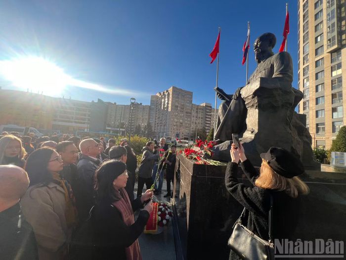 Dâng hoa tại Tượng đài Chủ tịch Hồ Chí Minh tại Saint Petersburg. (Ảnh: THANH THỂ)