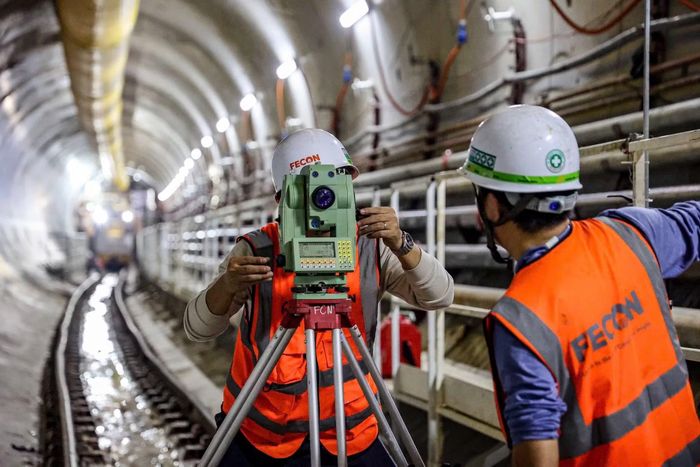 Kỹ sư FECON đo đạc quan trắc trong hầm metro.