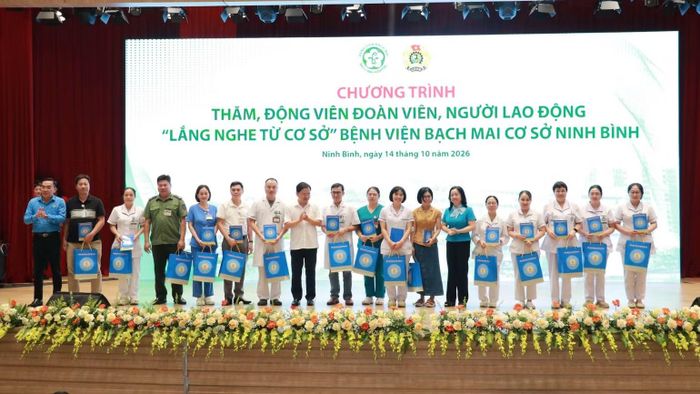 Đoàn công tác tặng quà đoàn viên, người lao động Bệnh viện Bạch Mai cơ sở Ninh Bình. (Ảnh: HỮU CHÁNH)