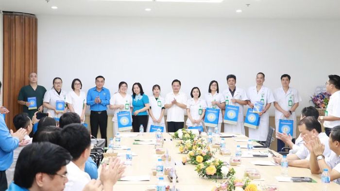 Đoàn công tác của Tổng Liên đoàn Lao động Việt Nam, Công đoàn Y tế Việt Nam tặng quà cho đoàn viên, người lao động. (Ảnh: HỮU CHÁNH)