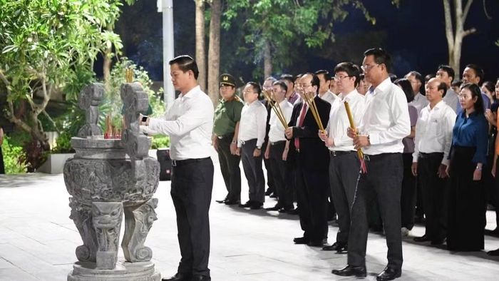 Bí thư Tỉnh ủy Quảng Trị Vương Quốc Tuấn và các đại biểu dâng hương tại di tích. (Ảnh: HG)