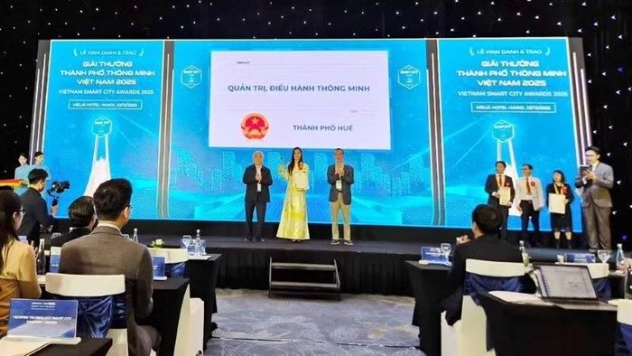 Trước đó, thành phố Huế nhận Giải thưởng Thành phố Thông minh Việt Nam 2025 ở lĩnh vực “Quản trị, điều hành thông minh”. (Ảnh: KHCN)