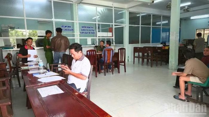 Mỗi ngày có hàng trăm lượt công dân đến Công an phường Vị Thanh thực hiện các thủ tục hành chính. (Ảnh: VĂN ÚT)