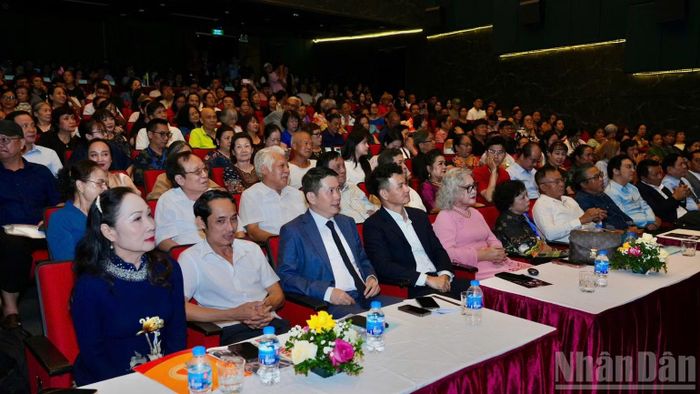 Đông đảo khán giả đến với Lễ khai mạc Liên hoan. (Ảnh: GIANG NAM)