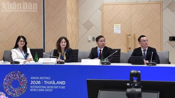 Đoàn công tác do Thống đốc Ngân hàng Nhà nước Phạm Đức Ấn (thứ hai từ phải sang) dẫn đầu tham dự hội nghị. (Ảnh: MINH THẮNG)
