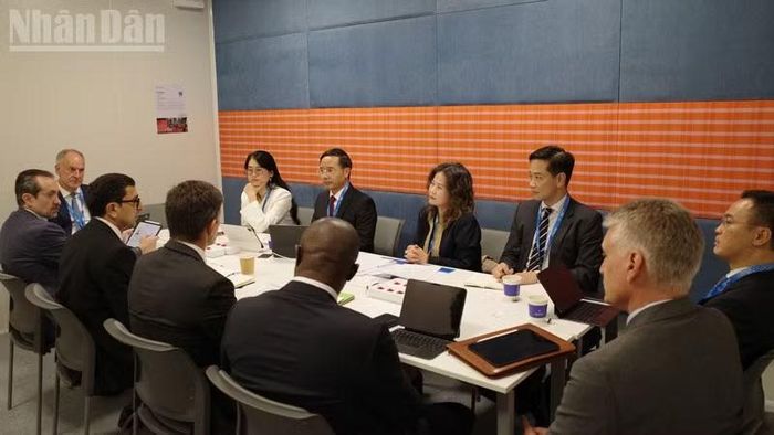 Thống đốc Ngân hàng Nhà nước Phạm Đức Ấn làm việc với Phó Chủ tịch WBG và Phó Chủ tịch IFC. (Ảnh: CTV)