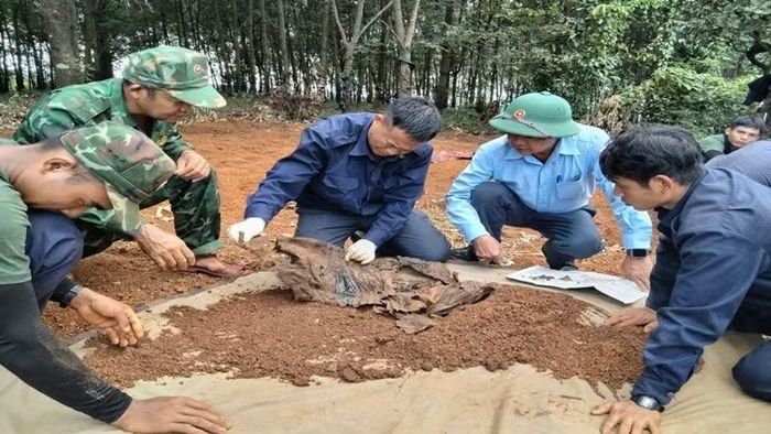 Cán bộ, chiến sĩ Đội K52 quy tập được hài cốt liệt sĩ thứ 4 tại xã Ia Dom. (Ảnh: HUY BẮC)
