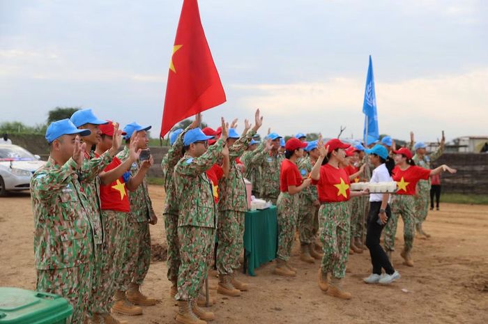 Ban Chỉ huy Đội Công binh số 5 cùng cán bộ, nhân viên các phân đội cổ vũ nhiệt tình hoạt động đi bộ chào mừng Ngày Liên hợp quốc (24/10).