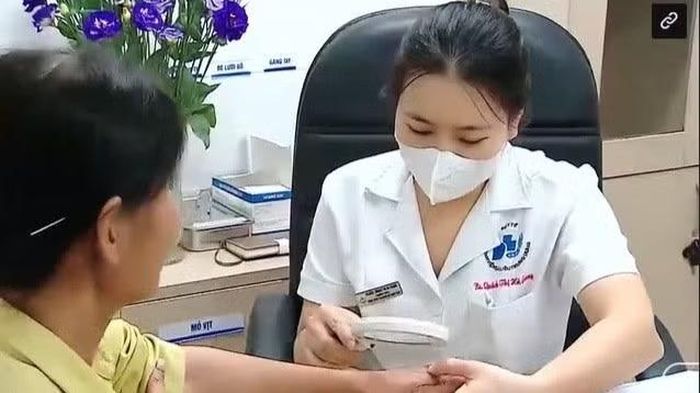Tiến sĩ, bác sĩ Quách Thị Hà Giang thăm khám cho người bệnh mắc bệnh da liễu. (Ảnh minh họa)