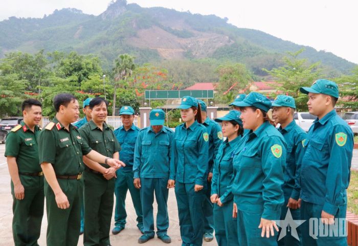 Thiếu tướng Nguyễn Ngọc Ngân trò chuyện với dân quân xã Tân Long, Bộ CHQS tỉnh Tuyên Quang. Ảnh: ĐỨC MẠNH