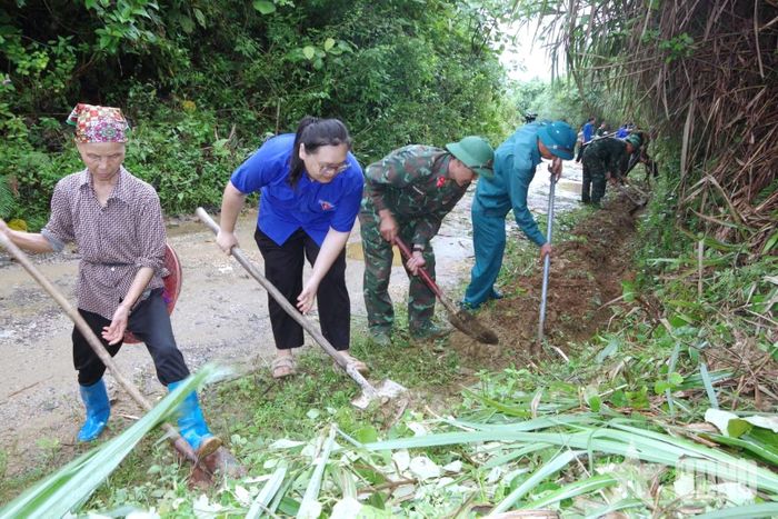  Đến với dân bằng những việc làm thiết thực: Cán bộ, chiến sĩ Trung đoàn 750 hỗ trợ xã Thượng Quan (tỉnh Thái Nguyên) xây dựng công trình nước sạch. 