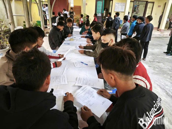 Thanh niên xã Lũng Cú hăng hái tham gia khám sơ tuyển nghĩa vụ quân sự năm 2027.