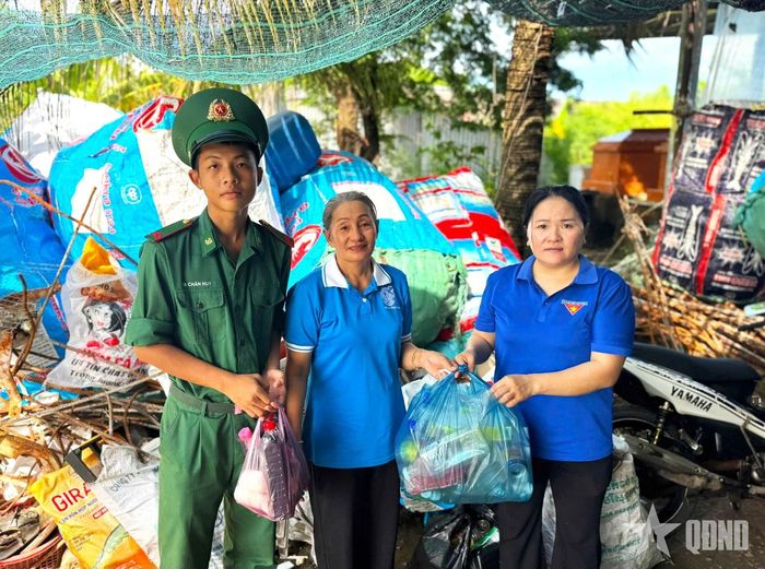 Cán bộ, chiến sĩ Đồn Biên phòng Rạch Gốc và Đoàn Thanh niên địa phương đổi quà lấy rác cho người dân.