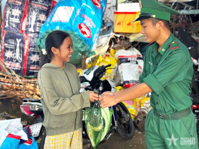 Niềm vui của các cháu nhỏ khi nhận được quà từ chương trình “Đổi rác lấy quà” do Đồn Biên phòng Rạch Gốc (Ban chỉ huy Bộ đội Biên phòng tỉnh Cà Mau) phối hợp với Đoàn Thanh niên địa phương tổ chức.
