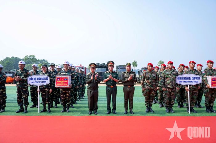  Đại tướng Phan Văn Giang, Đại tướng Khamliang Outhakaysone và Đại tướng Tea Seiha trao quà động viên lực lượng tham gia Diễn tập. 