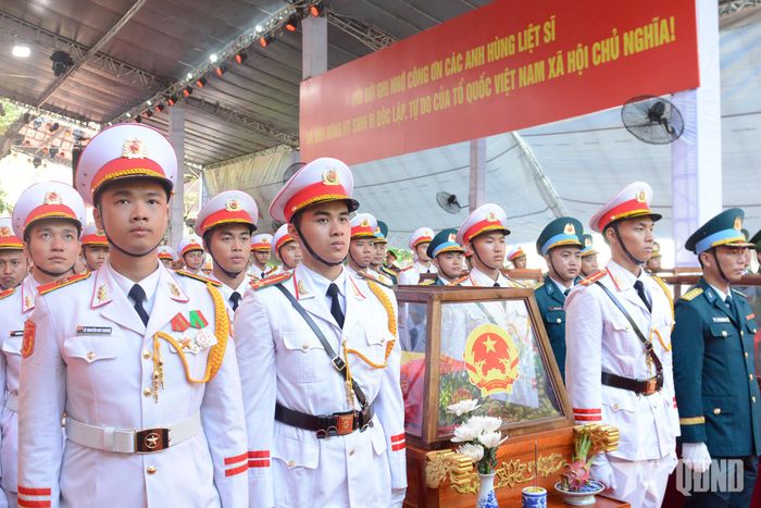 Cán bộ, chiến sĩ Quân đội và Công an sẵn sàng thực hiện nhiệm vụ di quách hài cốt liệt sĩ đến nơi an táng.