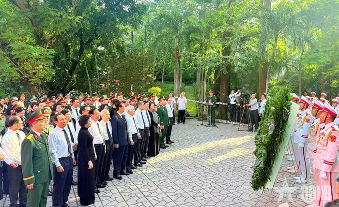 Các đồng chí lãnh đạo, nguyên lãnh đạo Đảng, Nhà nước, Quân đội dâng hoa, dâng hương tại Tượng đài Tổng Bí thư Trần Phú trong khuôn viên Công viên Lê Thị Riêng.