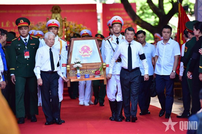  Thủ tướng Lê Minh Hưng và nguyên Chủ tịch nước Nguyễn Minh Triết đưa quách hài cốt liệt sĩ lên xe, chuyển về an táng tại Nghĩa trang Liệt sĩ TP Hồ Chí Minh. 