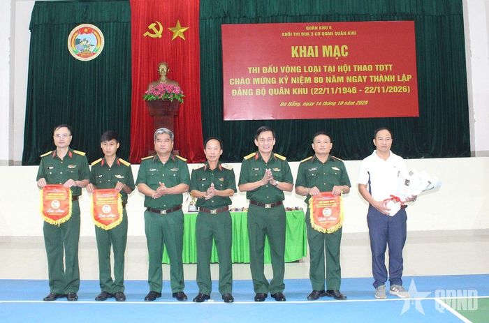   Ban tổ chức trao cờ lưu niệm tặng các đơn vị tham gia. 