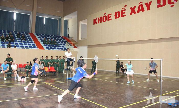  Vận động viên các đội thi đấu môn cầu lông và bóng bàn. 