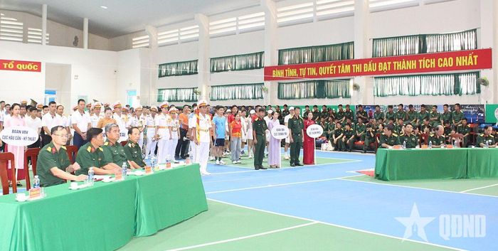  Quang cảnh buổi khai mạc. 