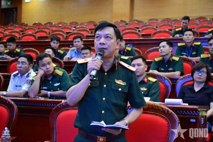 Thiếu tướng Nguyễn Thế Mạnh, Phó chính ủy Trường Sĩ quan Chính trị phát biểu tại buổi tổng duyệt. 