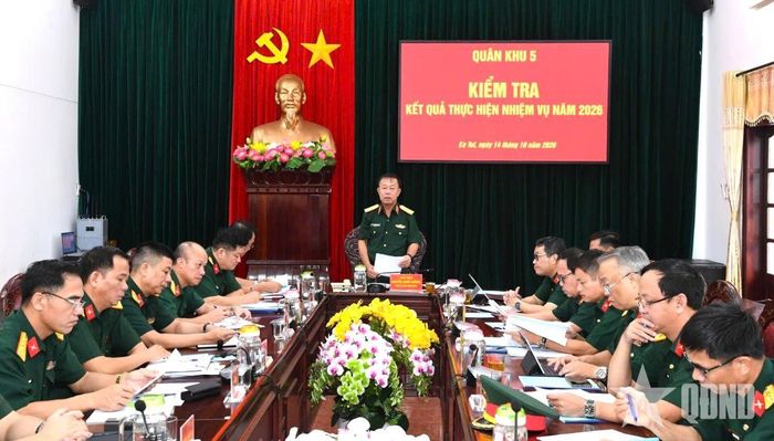 Thiếu tướng Nguyễn Quốc Hương, Phó tư lệnh Quân khu 5 phát biểu chỉ đạo tại buổi kiểm tra kết quả thực hiện nhiệm vụ năm 2026 của Công ty Cà phê 15.
