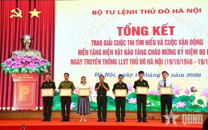  Đại diện Ban tổ chức trao bằng khen tặng các tập thể có thành tích xuất sắc trong Cuộc thi tìm hiểu 80 năm Ngày truyền thống lực lượng vũ trang Thủ đô Hà Nội. 