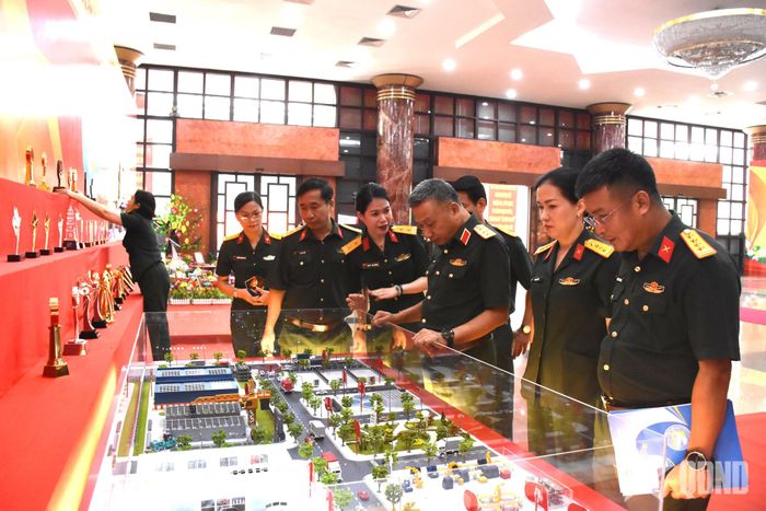  Thượng tướng Lê Quang Minh và đoàn công tác kiểm tra khu vực trưng bày chào mừng chương trình Tuyên dương, trao Giải thưởng Phụ nữ Quân đội lần thứ nhất. 