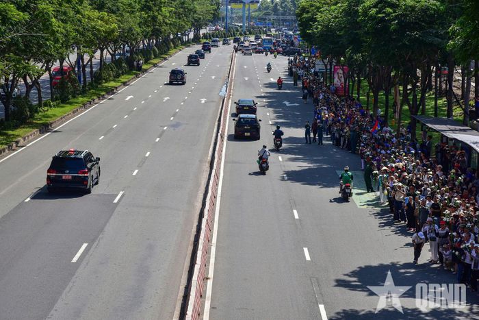  Dọc hành trình đoàn xe đưa các liệt sĩ về nơi an nghỉ, người dân lặng lẽ đứng chờ, kính cẩn nghiêng mình tiễn biệt. 
