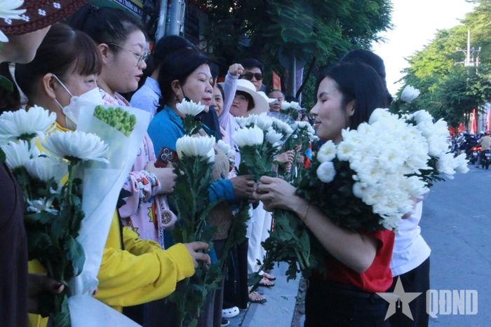  Trao tặng hoa trắng để người dân tiễn đưa các anh hùng liệt sĩ về nơi an nghỉ. 