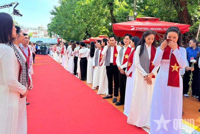  Các văn nghệ sĩ xúc động cất cao lời hát bên anh linh các anh hùng liệt sĩ. 