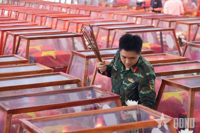 Các quách hài cốt liệt sĩ được đặt trang trọng trong khuôn viên Công viên Lê Thị Riêng, giữa làn khói hương và những đóa hoa tri ân.