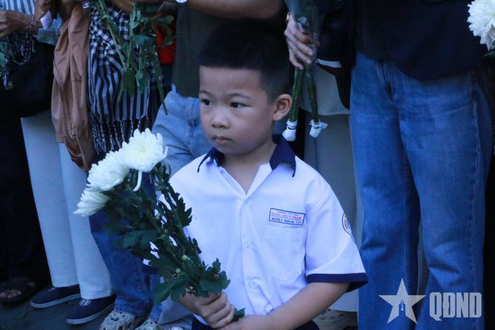 Ngay từ sáng sớm, đông đảo người dân đứng dọc các tuyến đường, chờ đến giờ tiễn đưa các anh hùng liệt sĩ.
