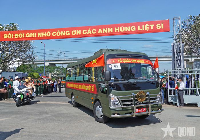  Đoàn xe chở hài cốt liệt sĩ về đến Nghĩa trang Liệt sĩ TP Hồ Chí Minh. 