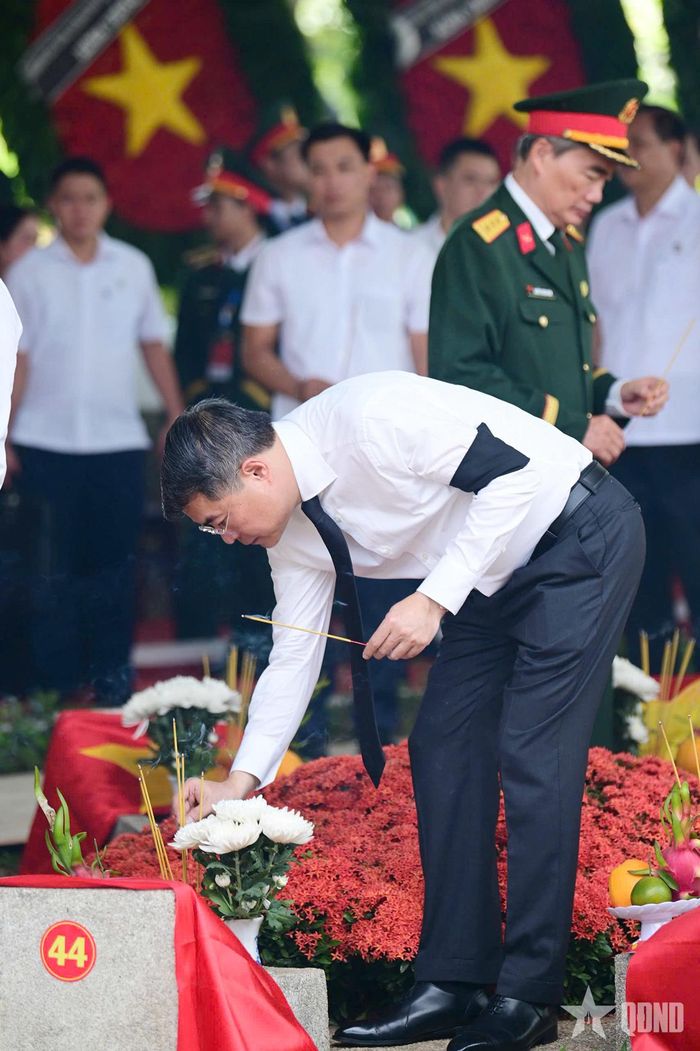 Thủ tướng Lê Minh Hưng dâng hương tưởng niệm các Anh hùng liệt sĩ.