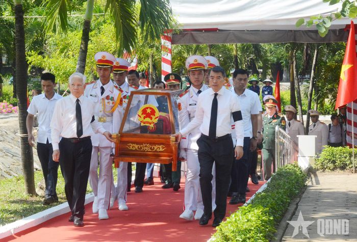Thủ tướng Lê Minh Hưng và nguyên Chủ tịch nước Nguyễn Minh Triết đưa quách hài cốt liệt sĩ đến vị trí an táng tại Nghĩa trang Liệt sĩ TP Hồ Chí Minh.