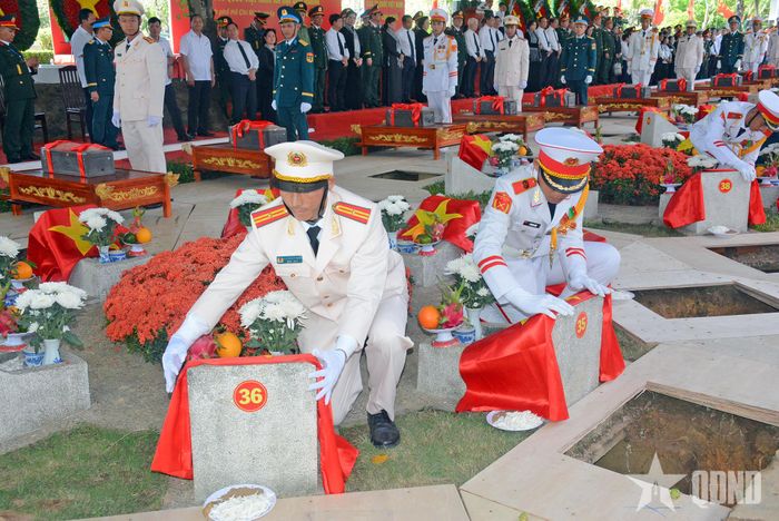 Nghi thức đưa các Anh hùng liệt sĩ về nơi yên nghỉ cuối cùng.
