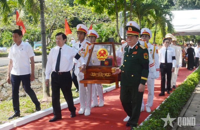 Nguyên Chủ tịch nước Trương Tấn Sang và Đại tướng Nguyễn Trọng Nghĩa thành kính đưa quách hài cốt liệt sĩ đến vị trí an táng.
