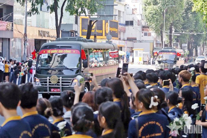 Nhân dân hai bên đường tiễn đưa các Anh hùng liệt sĩ.