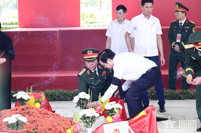 Nguyên Chủ tịch nước Trương Tấn Sang và Đại tướng Nguyễn Trọng Nghĩa dâng hương tưởng niệm các Anh hùng liệt sĩ.