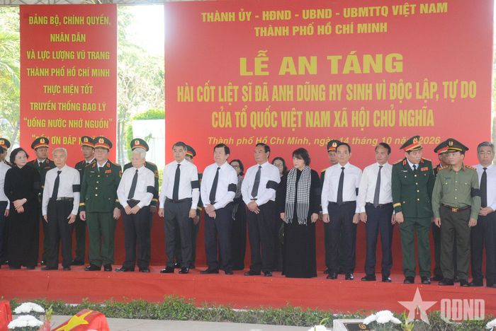 Thủ tướng Lê Minh Hưng cùng các đồng chí lãnh đạo, nguyên lãnh đạo Đảng, Nhà nước và các đại biểu tại lễ an táng.