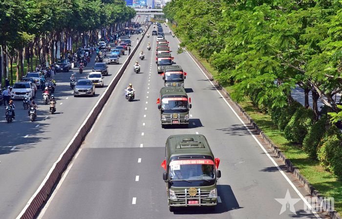 Đoàn xe đi qua tuyến đường xa lộ Hà Nội.