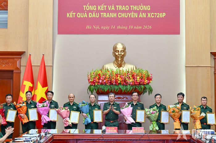 Thừa ủy quyền của cấp trên, Thiếu tướng Nguyễn Văn Thiện, Phó tư lệnh Bộ đội Biên phòng trao thưởng của Ban chỉ đạo 1389 Bộ Quốc phòng đối với 9 tập thể có thành tích xuất sắc trong đấu tranh Chuyên án XC726p.