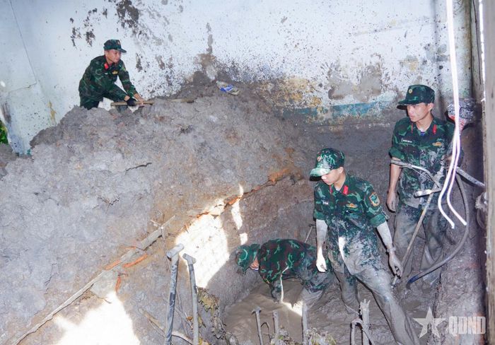 Cán bộ, chiến sĩ Đội tìm kiếm, quy tập hài cốt liệt sĩ (lâm thời) tích cực tìm kiếm, thực hiện nhiệm vụ với quyết tâm đưa các anh hùng liệt sĩ trở về với đất mẹ. 