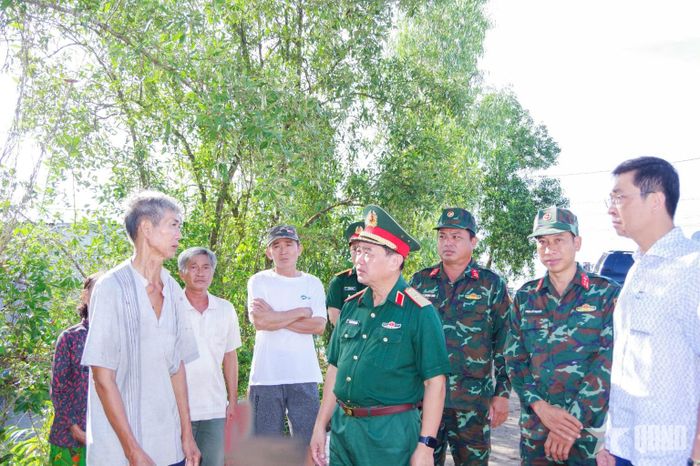 Thiếu tướng Nguyễn Văn Ngành, Chỉ huy trưởng Bộ CHQS tỉnh Cà Mau trao đổi với các nhân chứng lịch sử, mong muốn tiếp nhận thêm thông tin quý báu phục vụ công tác tìm kiếm, quy tập hài cốt liệt sĩ. 