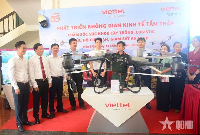 Các đại biểu tham quan các gian trưng bày thiết bị bay không người lái (UAV).